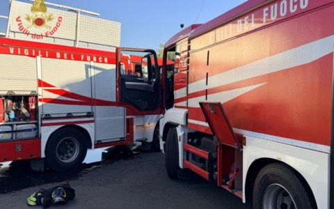 Incendio all’isola ecologica, bruciano i cassonetti