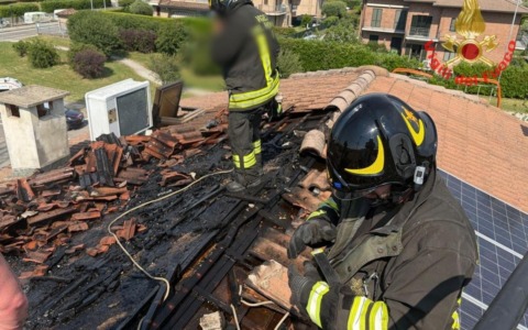 Incendio in mansarda, due persone in ospedale