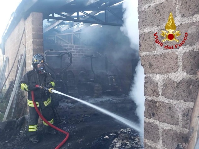 Incendio in un capannone agricolo, tre mezzi in fiamme
