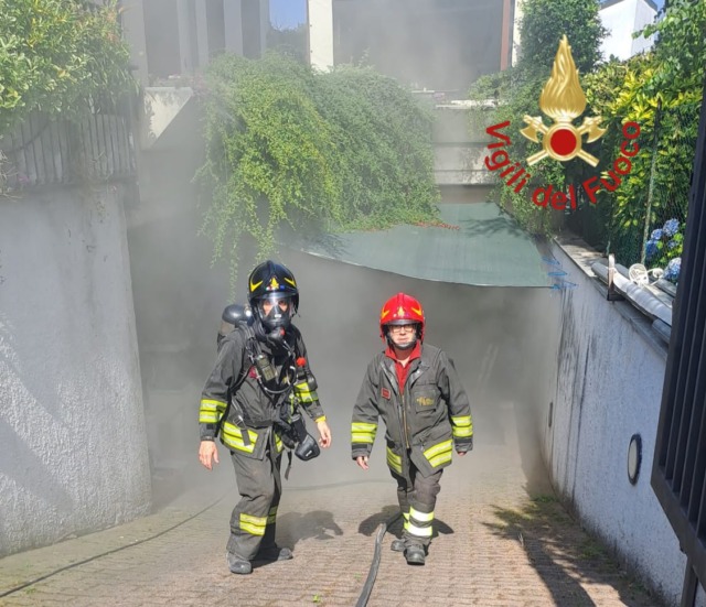 Incendio in una cantina di Mozzate, arrivano i Vigili del Fuoco
