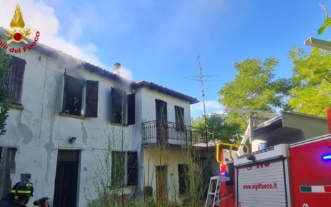 Incendio in un’abitazione a Santa Maria della Versa: intervento dei Vigili del Fuoco
