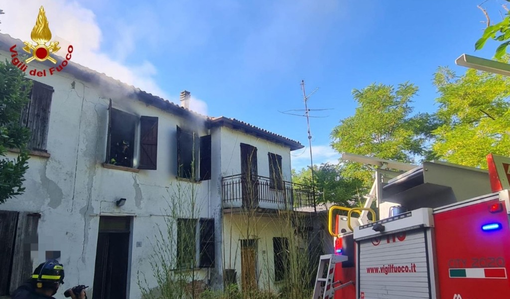 Incendio in un’abitazione a Santa Maria della Versa: intervento dei Vigili del Fuoco