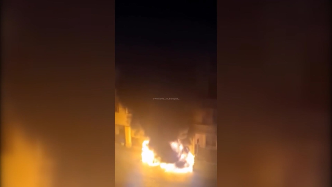 Incendio in via Castiglione: bruciati almeno 8 scooter, i portici e la terrazza del palazzo