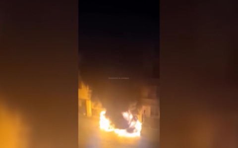 Incendio in via Castiglione: bruciati almeno 8 scooter, i portici e la terrazza del palazzo