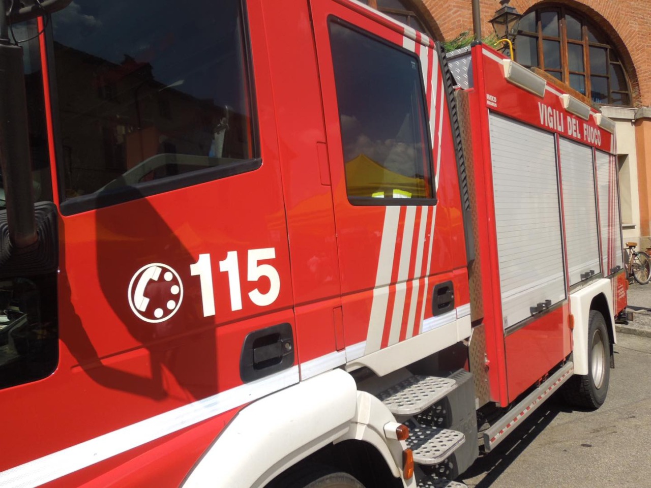 Incendio lungo i binari della ferrovia all’altezza di San Michele ad Alessandria