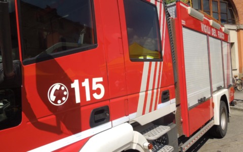 Incendio lungo i binari della ferrovia all’altezza di San Michele ad Alessandria
