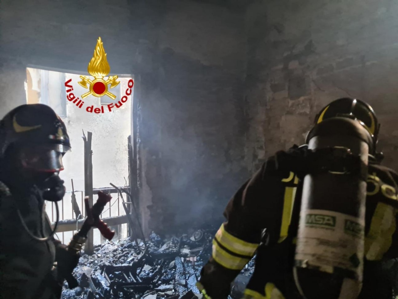 Incendio una struttura abbandonata del centro, trovato il cadavere di un uomo