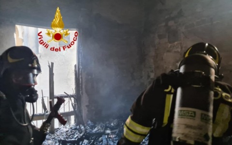 Incendio una struttura abbandonata del centro, trovato il cadavere di un uomo