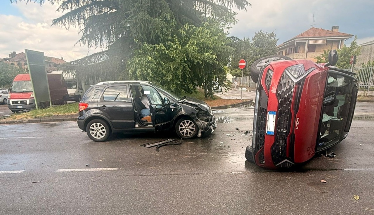 Incidente all’incrocio, un’auto si ribalta: due feriti