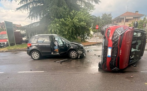 Incidente all’incrocio, un’auto si ribalta: due feriti
