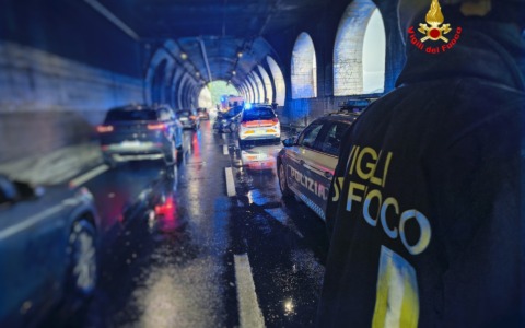 Incidente nella galleria Borbino sulla Statale 36: 5 coinvolti, traffico in tilt