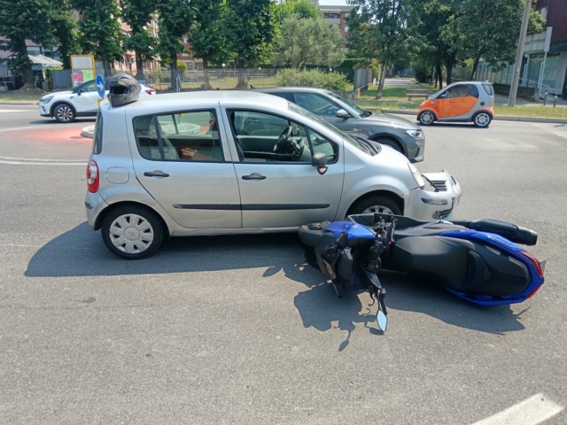 Incidente tra auto e moto alla rotatoria