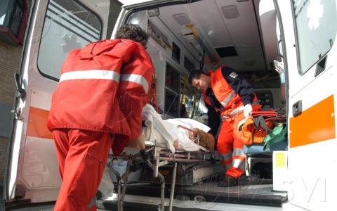 Incidente tra auto e moto, due feriti gravissimi