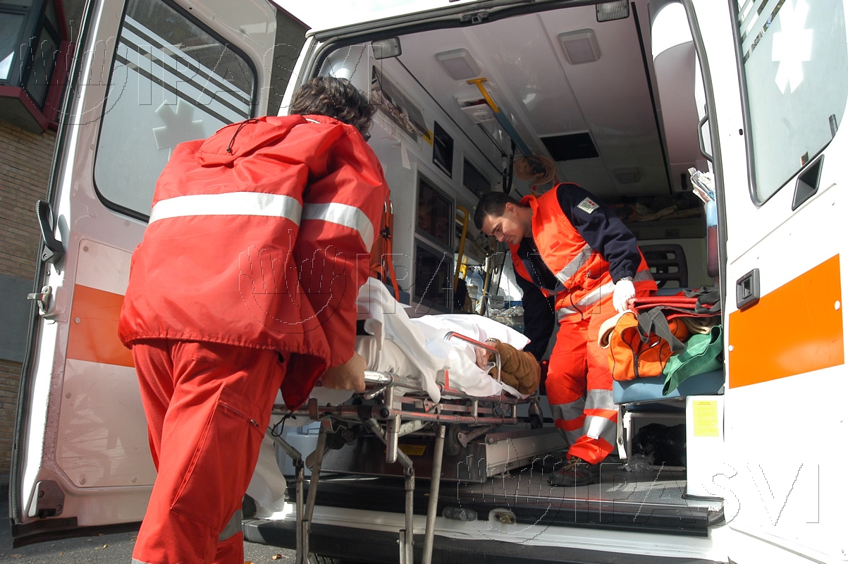 Incidente tra auto e moto, due feriti gravissimi
