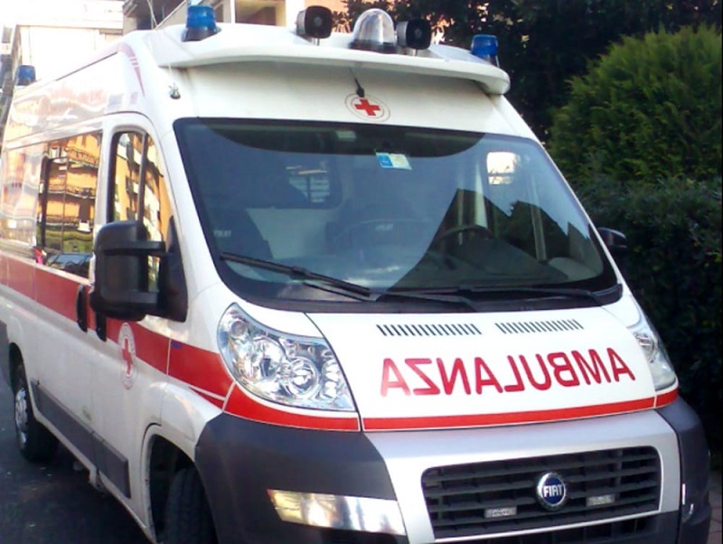 Infortunio sul lavoro, soccorso un uomo