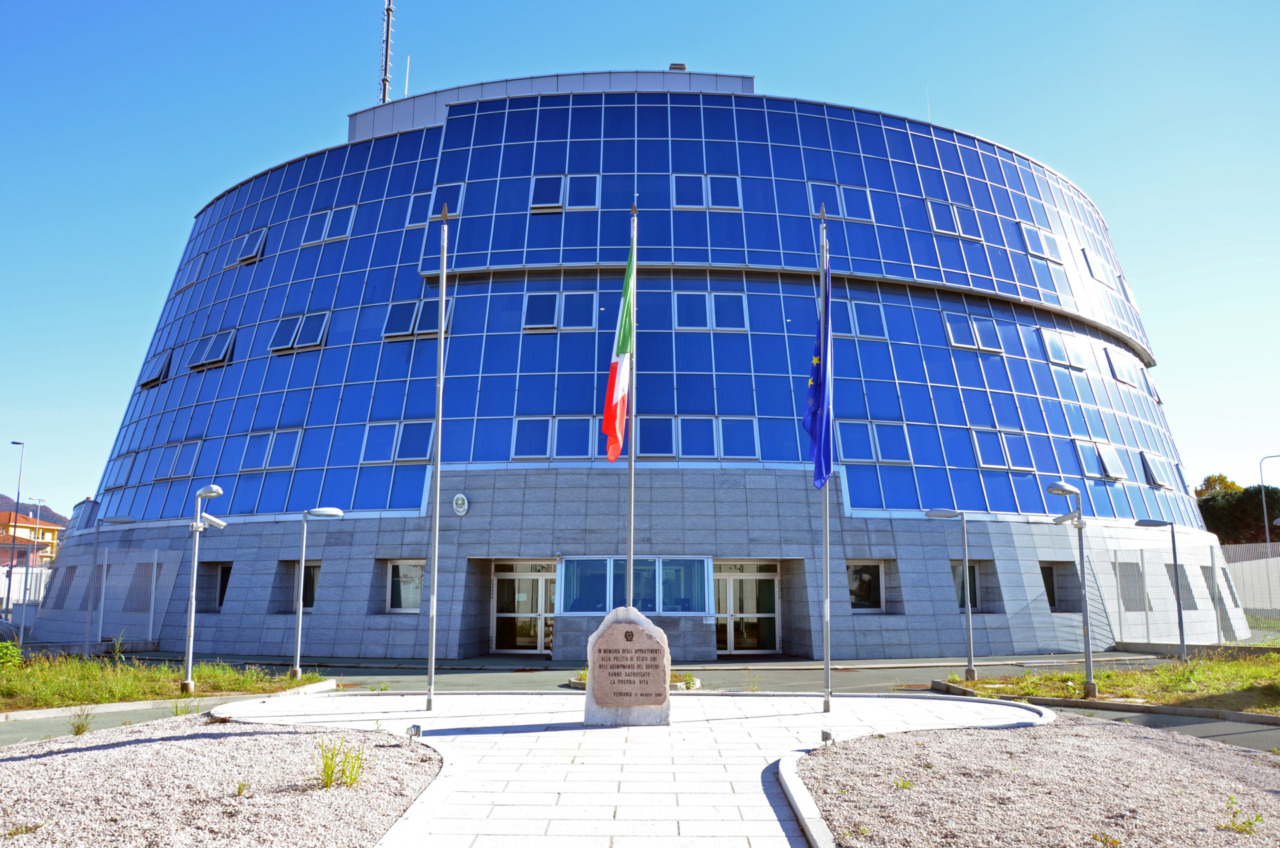 Investe un 17enne a bordo di uno scooter e fugge: pirata della strada identificata dalla Polizia a Verbania