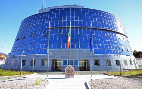 Investe un 17enne a bordo di uno scooter e fugge: pirata della strada identificata dalla Polizia a Verbania