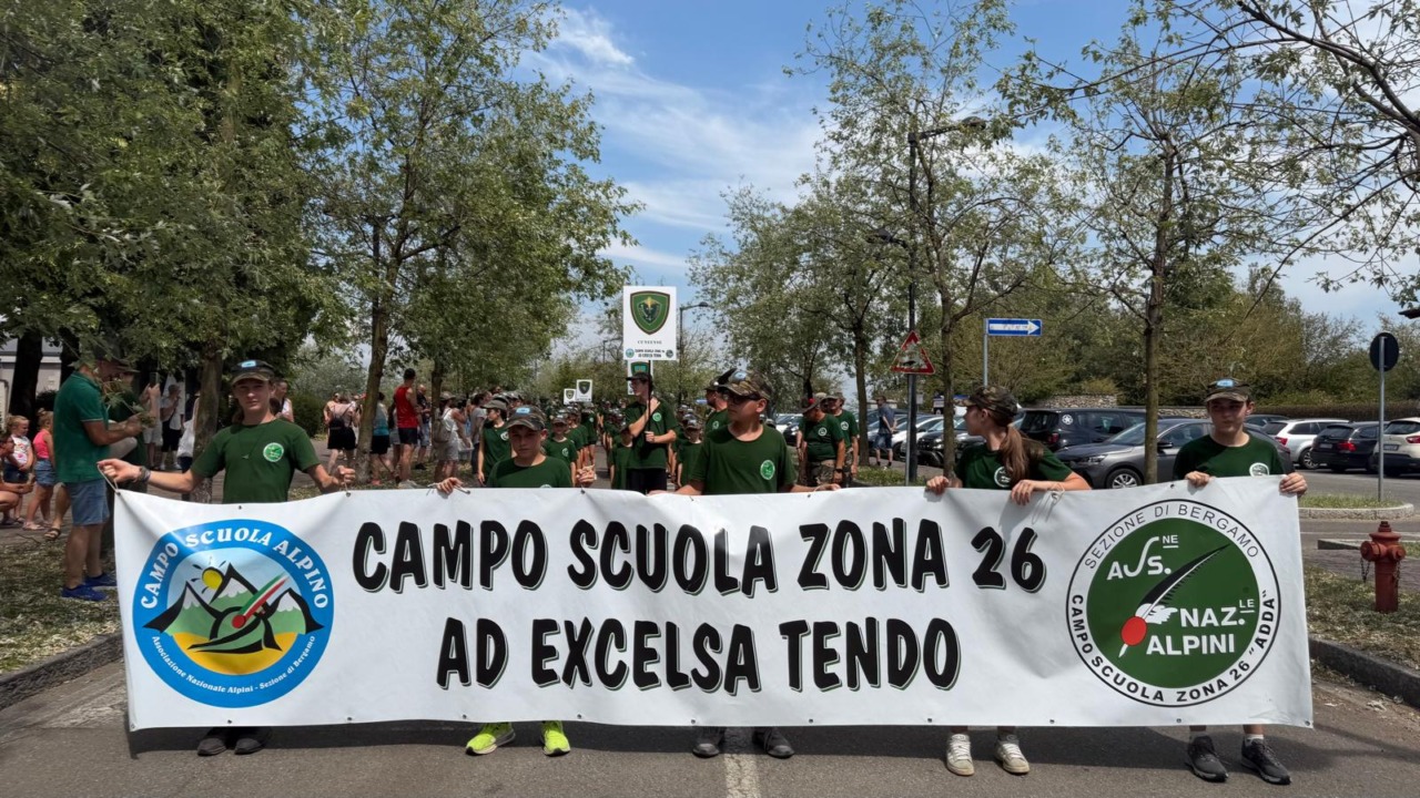La sfilata per le vie del paese ha chiuso il campo scuola alpino “Ad excelsa tendo”