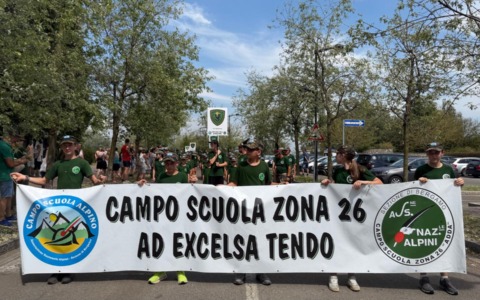 La sfilata per le vie del paese ha chiuso il campo scuola alpino “Ad excelsa tendo”