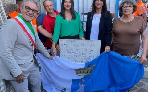 La targa “Antonio Ferro” avvolta nel biancoceleste apre il cantiere della nuova piscina di Recco