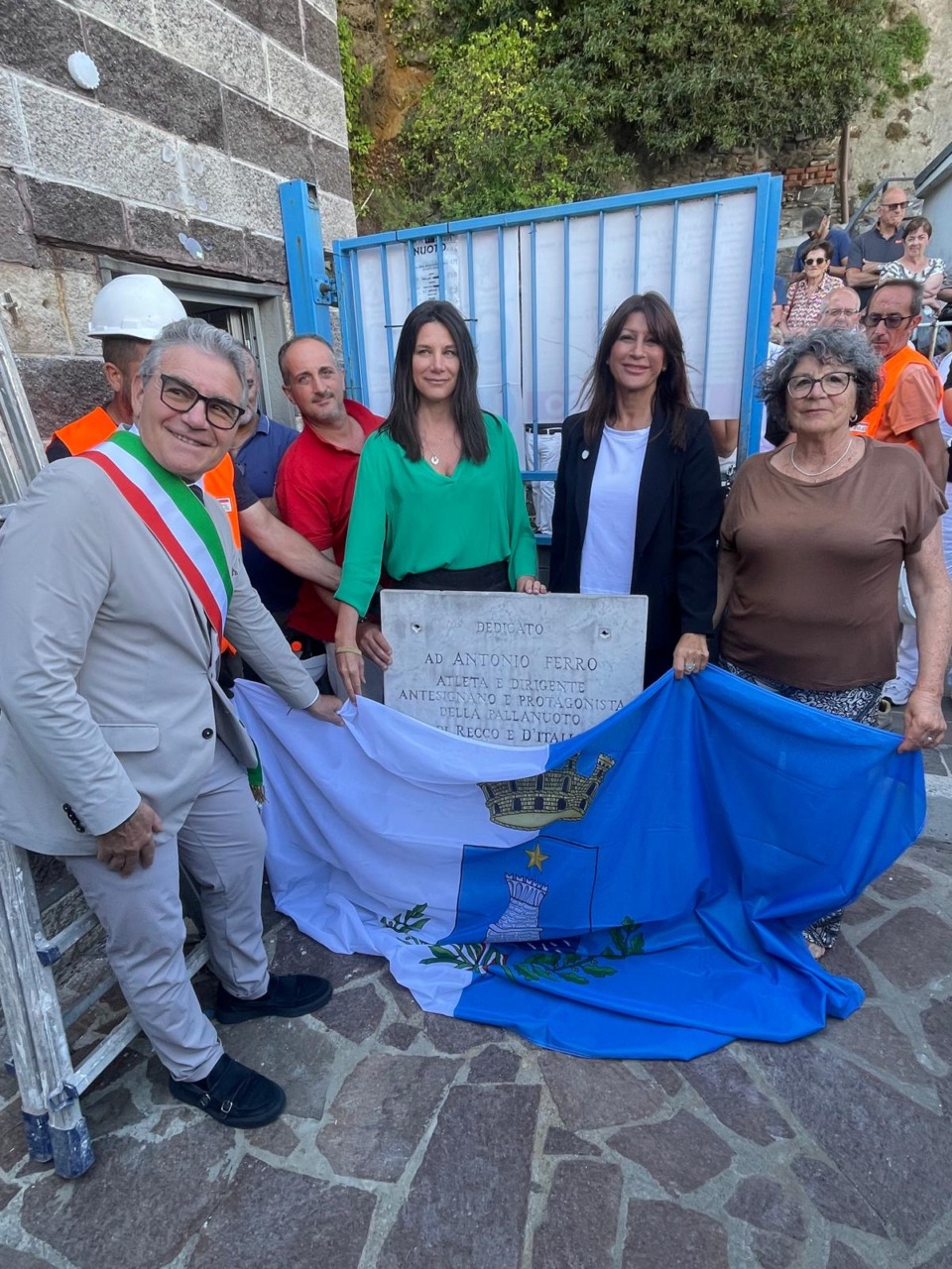 La targa “Antonio Ferro” avvolta nel biancoceleste apre il cantiere della nuova piscina di Recco