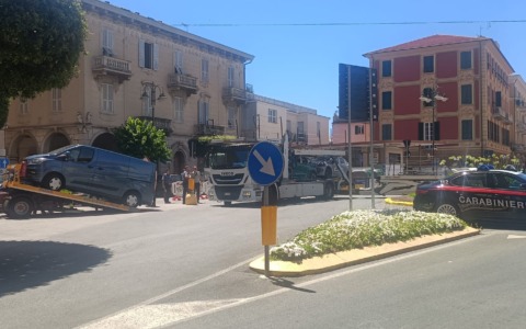 Lavagna, sosta selvaggia e incidente: bisarca bloccata in piazza Cordeviola e traffico in tilt in corso Buenos Aires