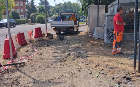 Lavori di asfaltatura per i marciapiedi e i vialetti delle vie di Reggio