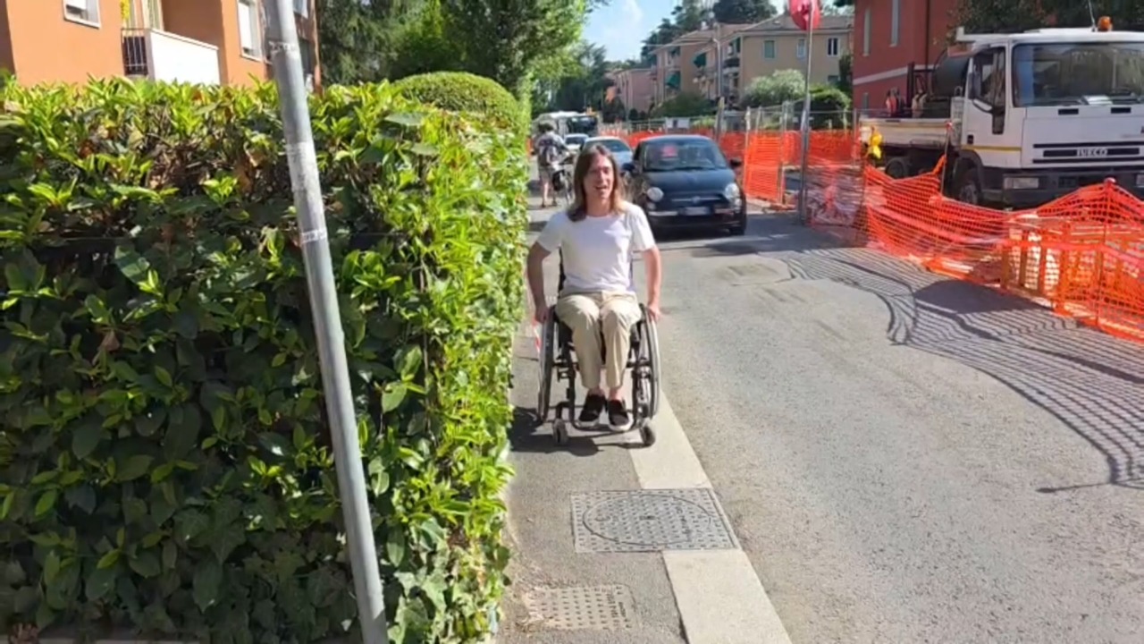 Lavori tram a Bologna, marciapiedi troppo stretti, il disabile non passa