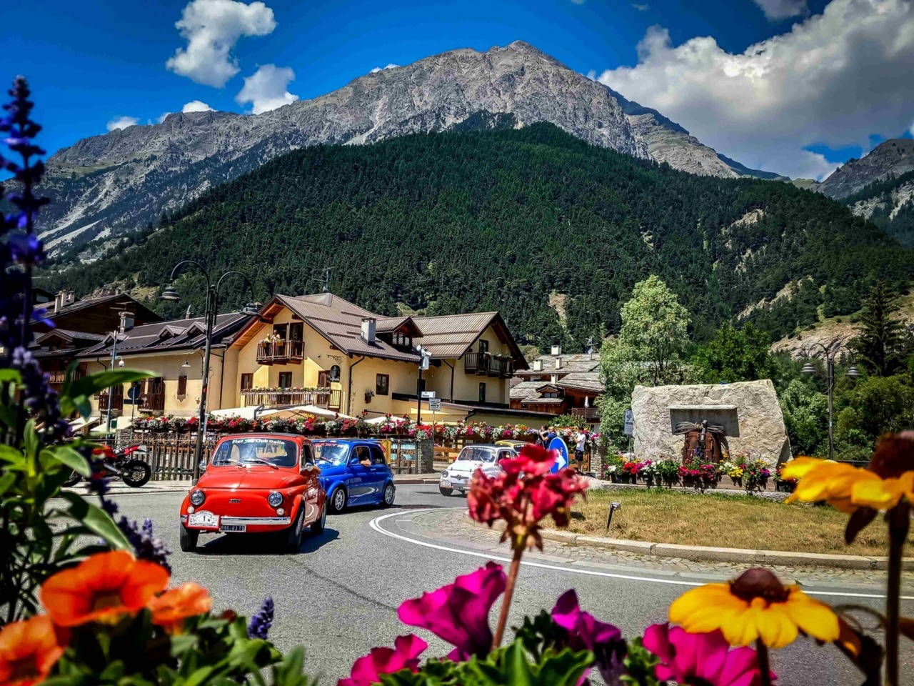 Le 500 tornano sulle montagne olimpiche e la Topolino festeggia 90 anni