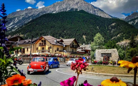 Le 500 tornano sulle montagne olimpiche e la Topolino festeggia 90 anni