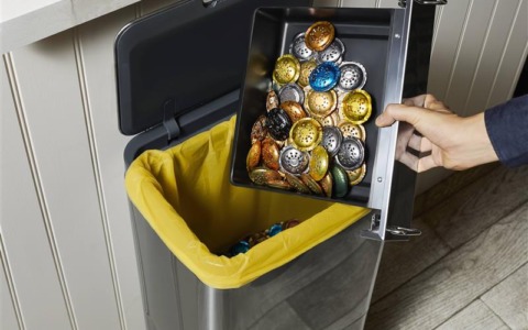 Le capsule di caffè in alluminio si riciclano nel sacco giallo, la Brianza tra i primi territori