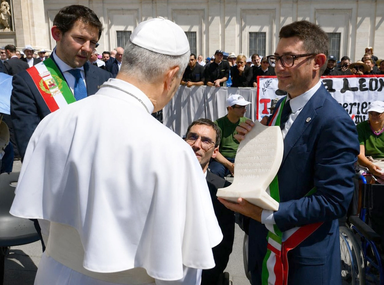 Le comunità di Misano, Mozzanica e Fornovo hanno incontrato Papa Leone XIV e gli hanno donato una scultura