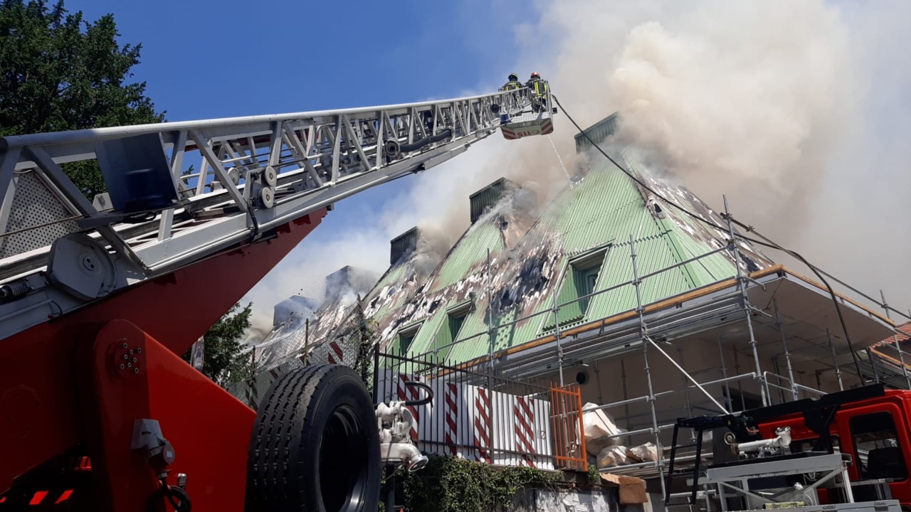 Lecco: devastante  incendio nel nuovo asilo “Archimede” in costruzione a Bonacina. “Tenete le finestre chiuse”