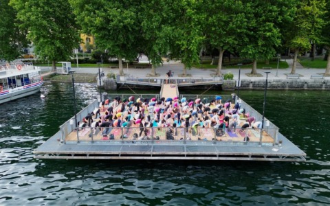 Lecco si sveglia sul lago: 90 persone per lo yoga all’alba
