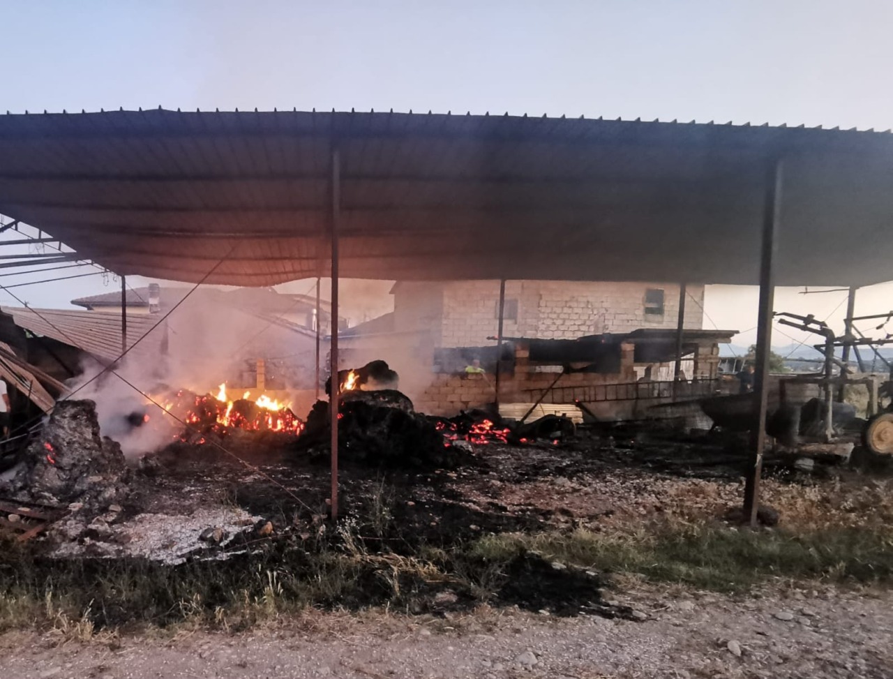 Legna e fieno divorati dalla fiamme  all’alba