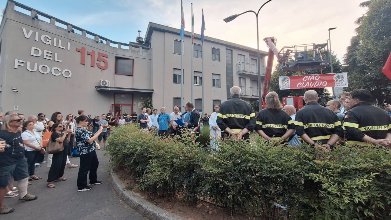 Lo slargo davanti alla caserma intitolato al pompiere morto nell’incendio della sua auto