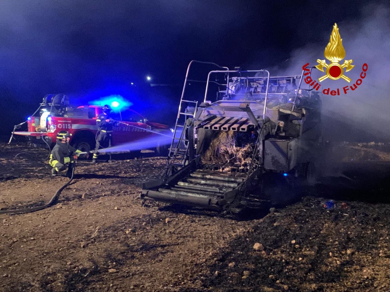 Macchinario per la paglia in fiamme, distrutti 5 ettari di campi