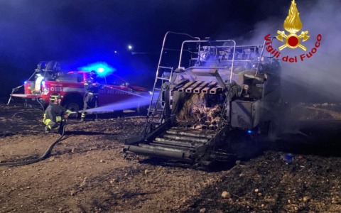 Macchinario per la paglia in fiamme, distrutti 5 ettari di campi