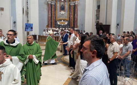 Macerata, il Vescovo incontra le famiglie dei tre giovani scomparsi dopo lo schianto di domenica in superstrada: “Preghiamo per tutti i giovani”