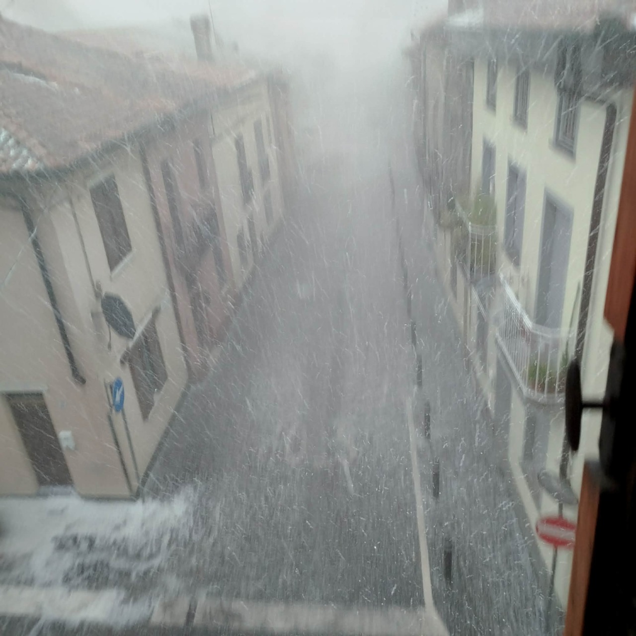 Maltempo improvviso e maxi grandinata: strade ricoperte di ghiaccio