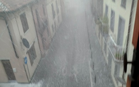 Maltempo improvviso e maxi grandinata: strade ricoperte di ghiaccio