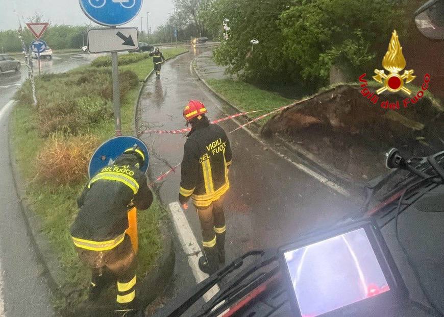 Maltempo in Lombardia: 127 interventi dei Vigili del fuoco, 19 nel Lecchese