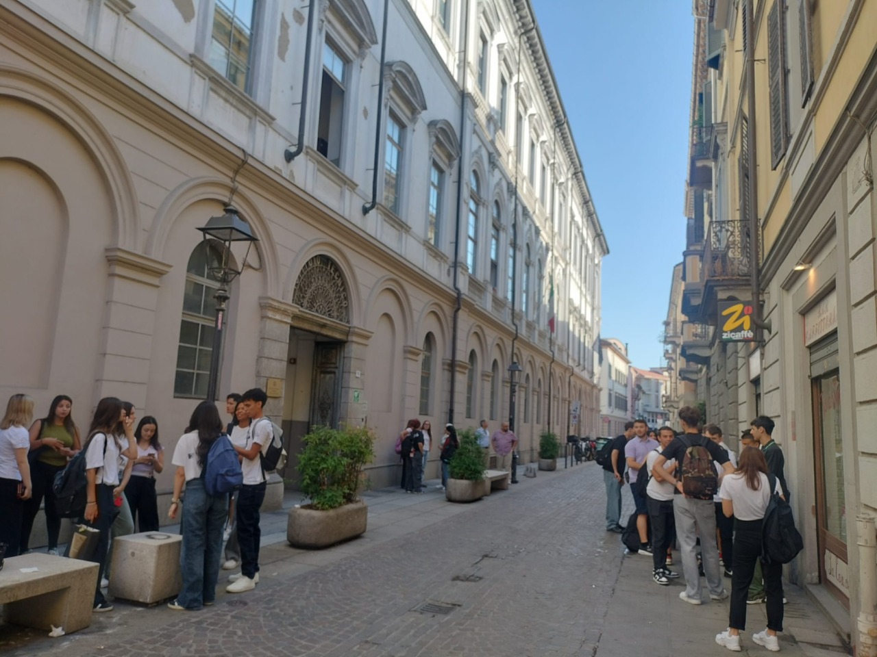 Maturità 2026, le tracce hanno sorpreso gli studenti: “Ci aspettavamo social e AI”