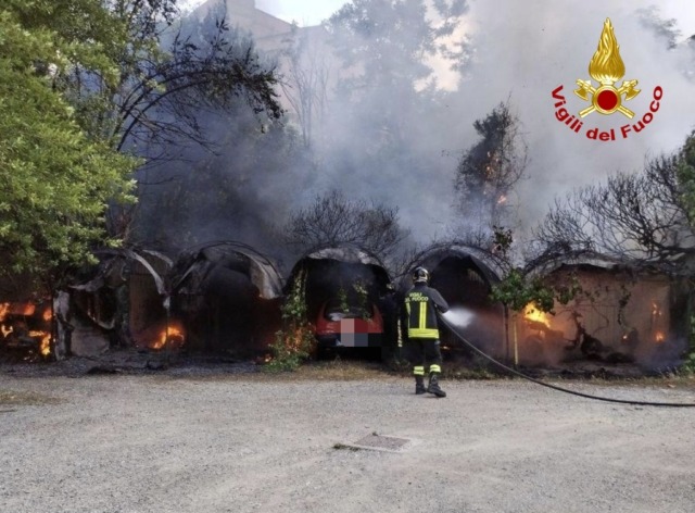 Maxi incendio nel quartiere di Ravacciano a Siena: auto distrutte dalle fiamme