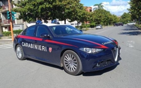 Minaccia con un coltello la cassiera di un negozio e fugge con i soldi