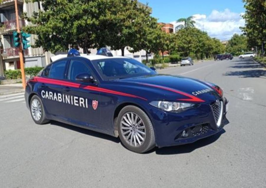 Minaccia con un coltello la cassiera di un negozio e fugge con i soldi