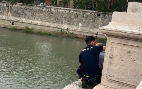 Minaccia di gettarsi nel Tevere, salvato da quattro poliziotti