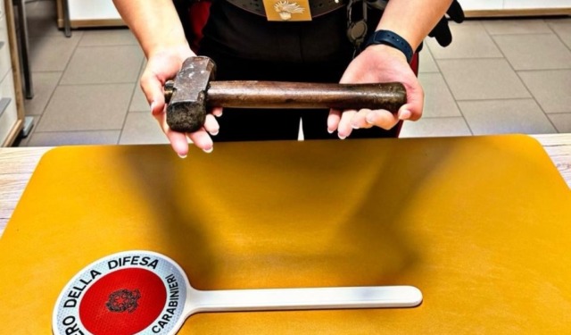 Minaccia i clienti di un bar con una mazza da muratore, fermato dai Carabinieri