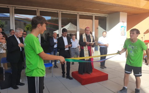 Monsignor Mario Delpini ha benedetto ufficialmente il nuovo oratorio di Lecco