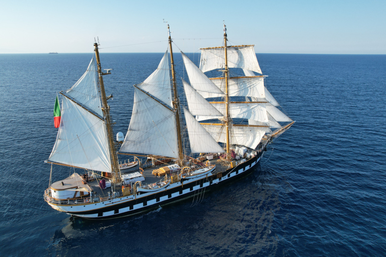 Nel porto labronico arriva la nave Palinuro